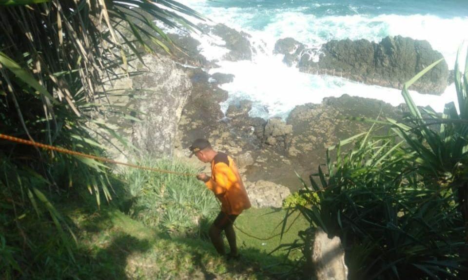 Pencarian seorang korban yang diduga hilang di Pantai Siung, Gunungkidul. (dok. SAR Satlinmas Wilayah 1 Gunungkidul)