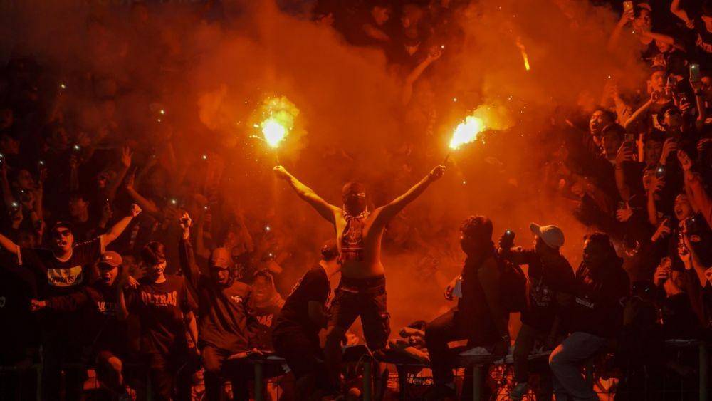Flare di laga Timnas U-19 lawan Vietnam. (IDN Times/Tata Firza)
