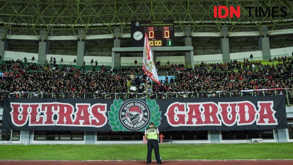Aksi suporter di laga Timnas U-19 lawan Vietnam. (IDN Times/Tata Firza)