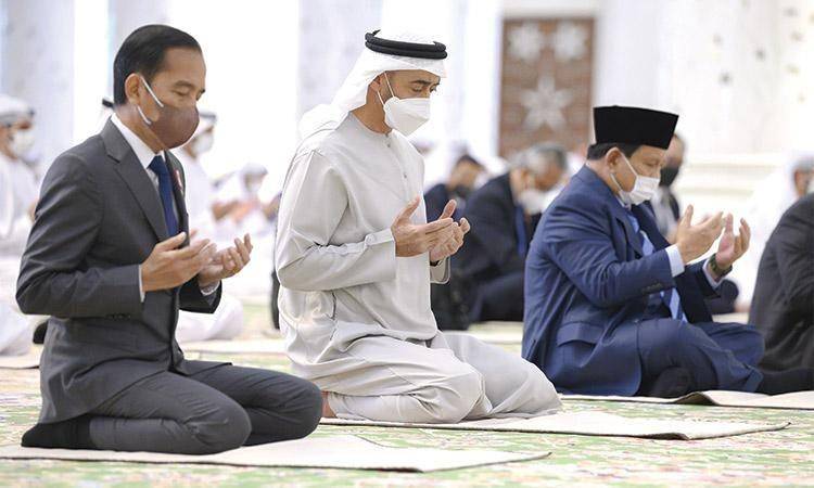 Presiden Joko "Jokowi" Widodo menunaikan salat Jumat bersama Presiden Mohammed bin Zayed (MBZ) ketika berkunjung ke Uni Emirat Arab pada 1 Juli 2022. (Dokumentasi WAM)