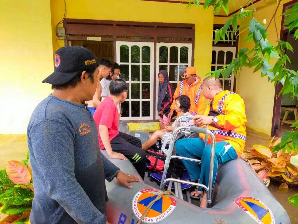 Proses evakuasi warga saat banjir mengepung Bengkulu (DOK: BNPB)