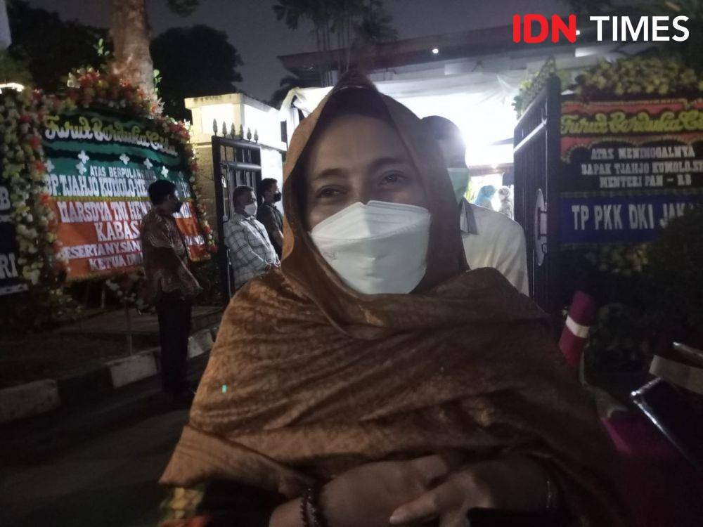 Menteri PPPA Bintang Puspayoga usai bertakziah ke rumah duka mendiang Tjahjo Kumolo pada Sabtu (2/7/2022). (IDN Times/Hafit Yudi Suprobo)
