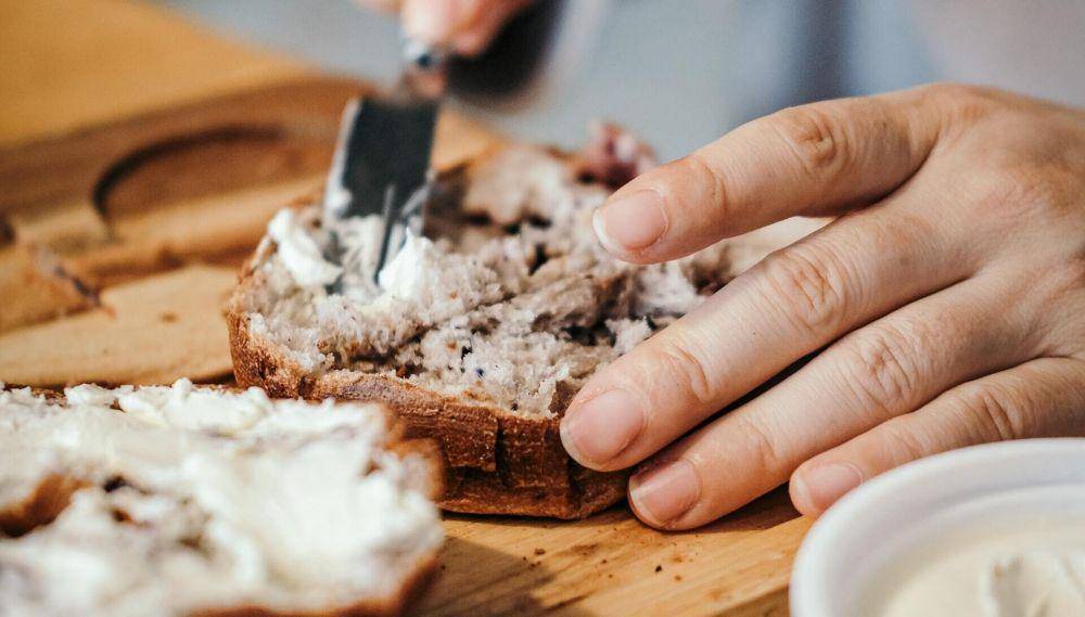 ilustrasi proses membuat cekungan pada roti (unsplash.com/insung yoon)