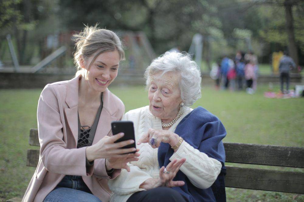 5 Cara Menangani Stres pada Caregiver, Perhatikan Kesejahteraan Diri!