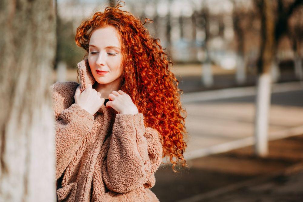 ilustrasi perempuan rambut merah (pexels.com/Natalie)
