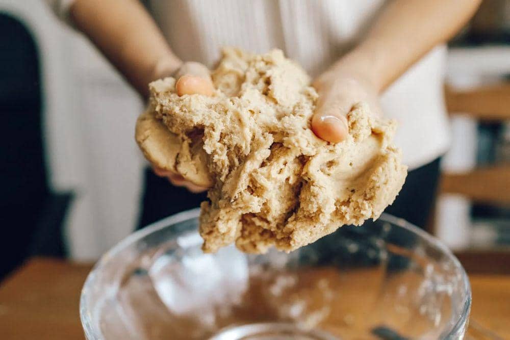 ilustrasi saat menguleni adonan dengan tangan (pexels.com/ROMAN ODINTSOV)