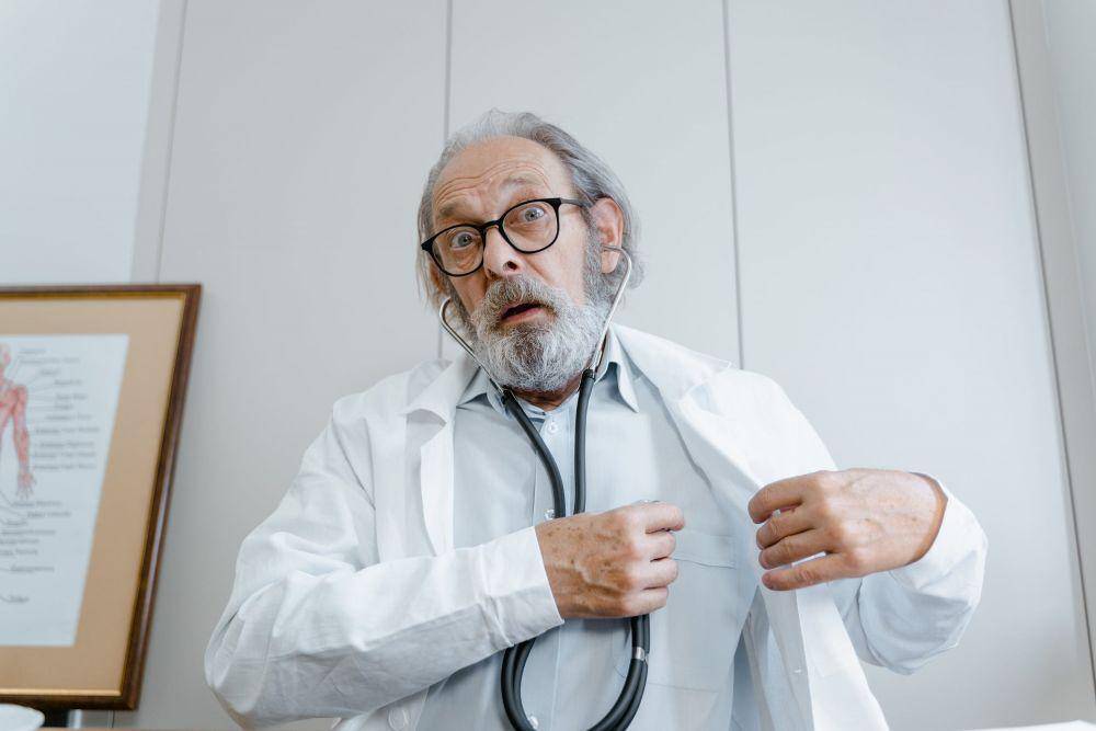 ilustrasi dokter akan memeriksa pasien (pexels.com/Tima Miroshnichenko)