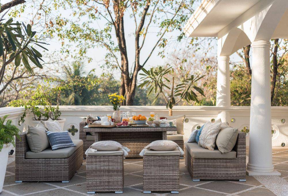 inspirasi backyard dengan tempat duduk yang nyaman (pexels.com/Souranshi Fashion and Lifestyle Magazine)