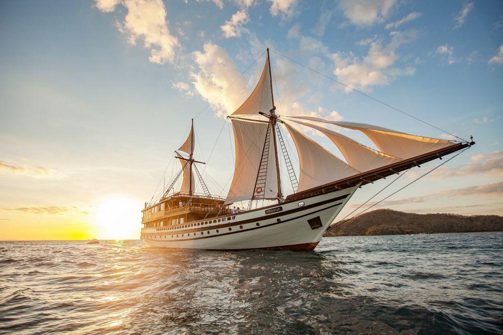 Kapal milik KomodoLuxury saat berlayar di Labuan Bajo. (IST/KomodoLuxury).