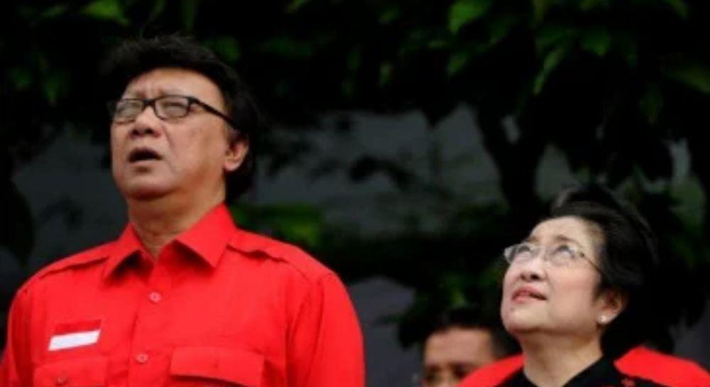 Menpan RB, Tjahjo Kumolo ketika masih hidup bersama Ketua Umum Megawati Soekarnoputri (kanan) (ANTARA FOTO/Andika Wahyu)