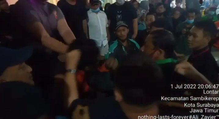 Maling motor saat beraksi di Gwalk Citraland Surabaya, Jumat (1/7/2022) malam. (Dok. Istimewa)