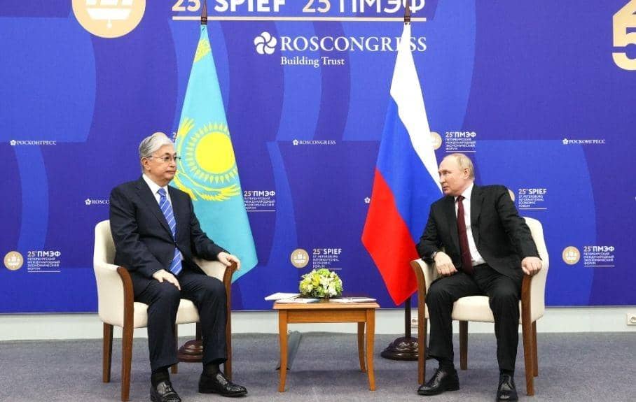Presiden Kazakhstan, Kassym-Jomart Tokayev (kiri) ketika bertemu Presiden Vladimir Putin (kanan) di St. Petersburg pada 17 Juni 2022. (www.en.kremlin.ru)