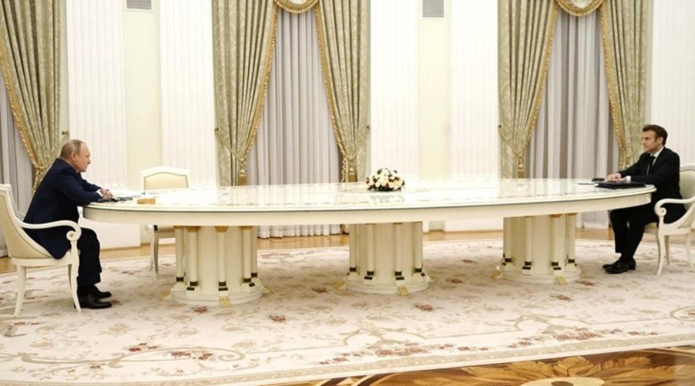 Presiden Rusia, Vladimir Putin (kiri) duduk di meja panjang 6 meter ketika menerima Presiden Emmanuel Macron pada 7 Februari 2022 di Moskow. (Kantor berita Anadolu)