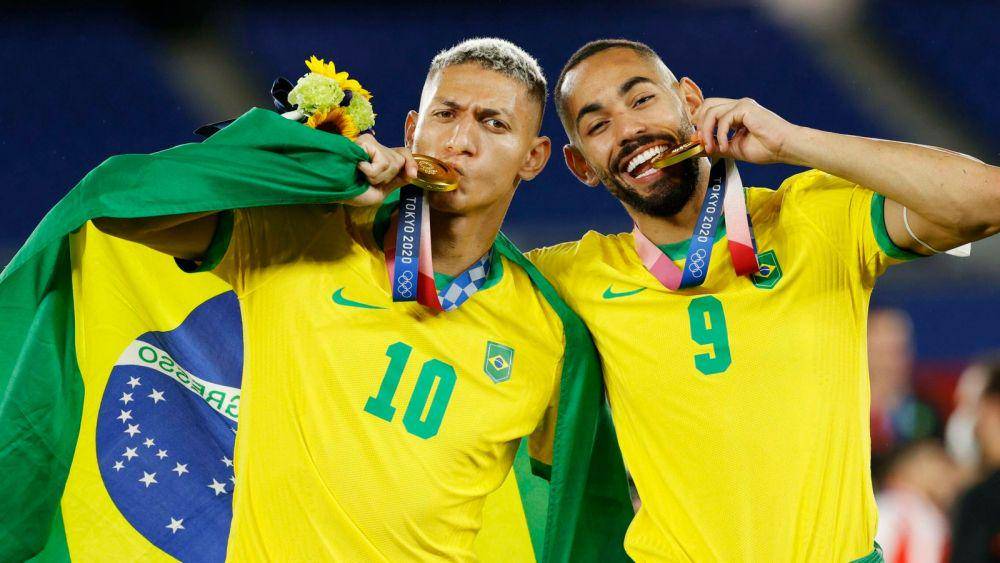 Richarlison dan rekan satu tim merayakan juara (skysports.com)