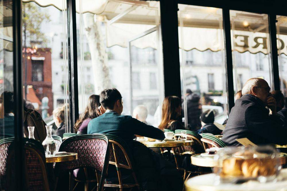 ilustrasi makan di cafe (unsplash.com/Valentin B. Kremer)