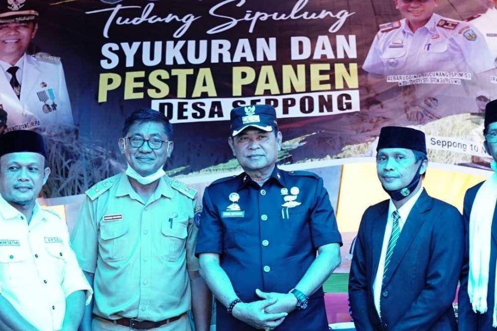 Bupati Luwu, Basmin Mattayang (tengah). Instagram/basmin_mattayang_official