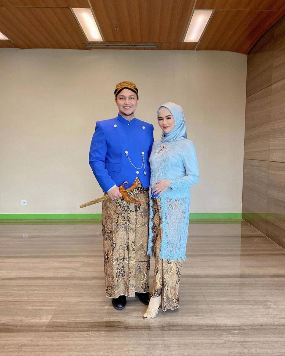 Kebaya brokat biru. (instagram.com/nabilrach)