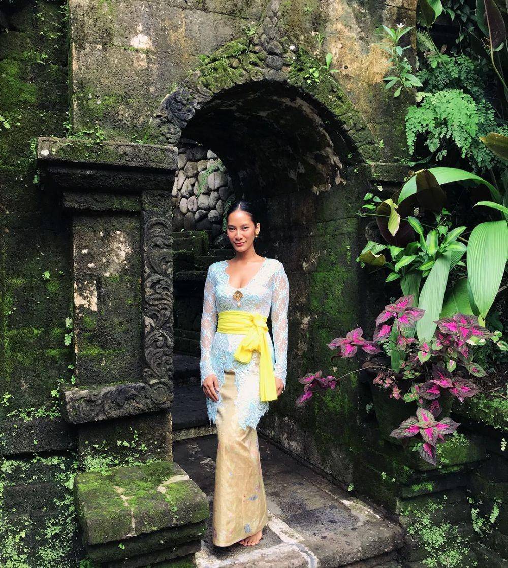 Kebaya brokat biru. (instagram.com/tarabasro)