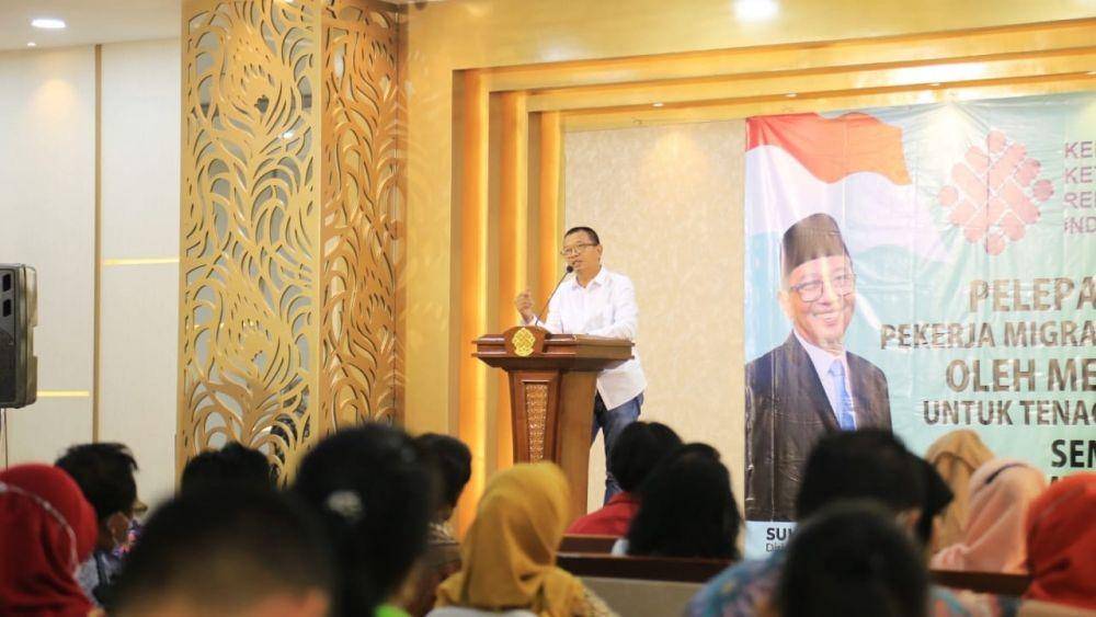 Pelepasan perdana 250 dari 500 PMI dilakukan Dirjen Pembinaan Penempatan dan Perluasan Kesempatan Kerja (Binapenta & PKK), Suhartono didampingi, Stafsus Dita Indah Sari dan Ketua Umum APJATI Ayub Basalamah di ruang Serbaguna Kemnaker, Jakarta, Minggu (3/7/2022). (Dok. Kemnaker)