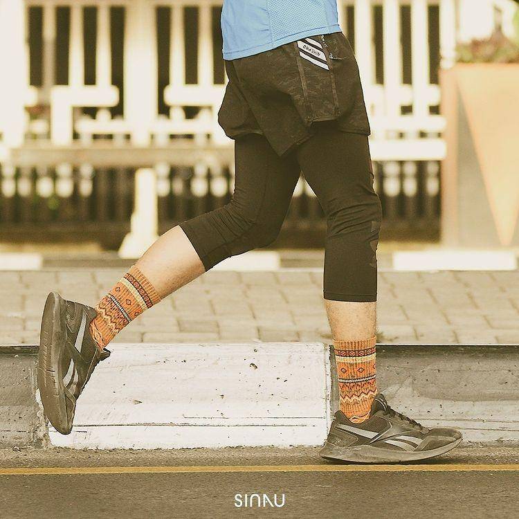 Kaus kaki dari brand Sinau (instagram/sinau.indonesia)