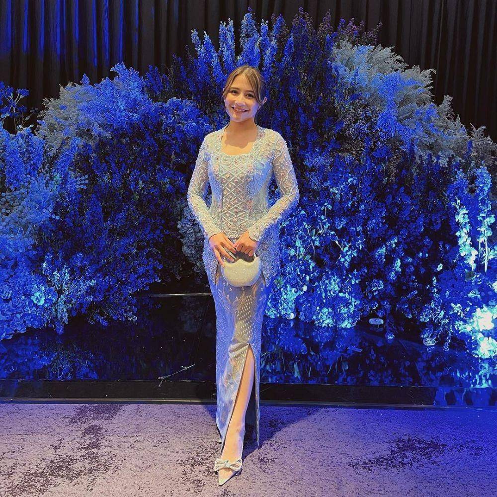 Kebaya brokat biru. (instagram.com/prillylatuconsina96)