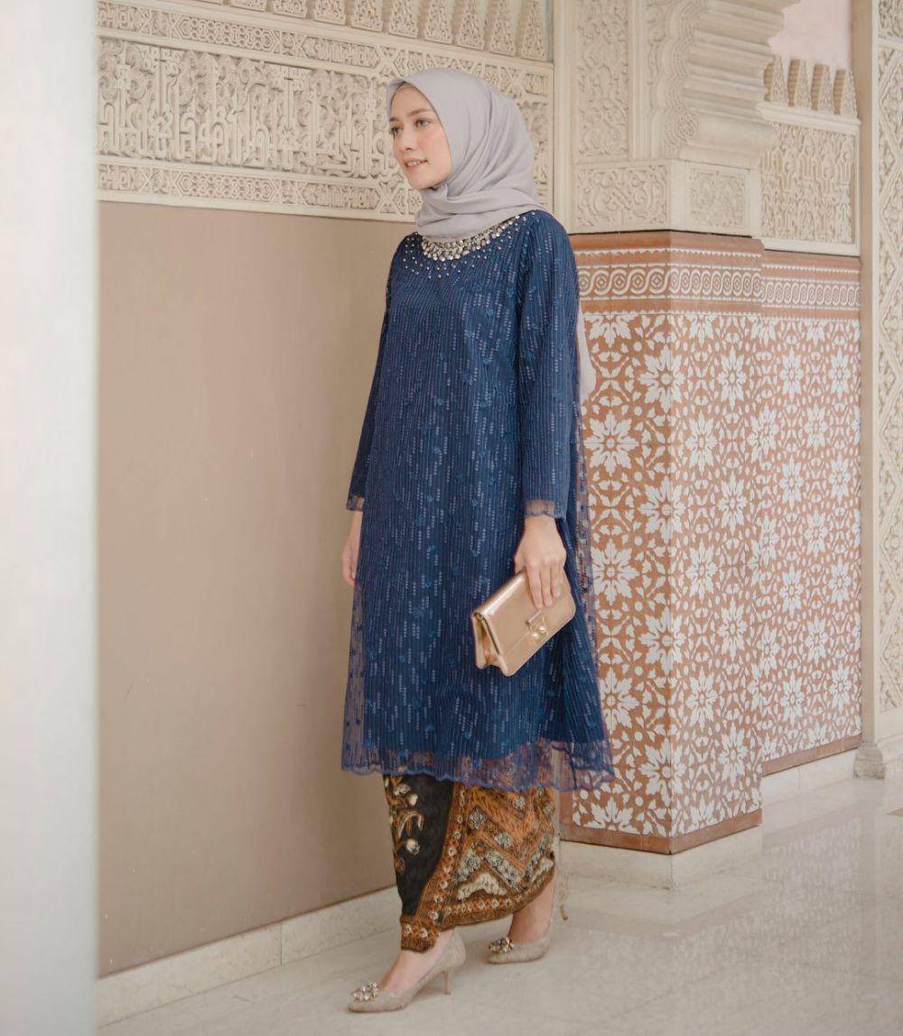 Kebaya brokat biru. (instagram.com/megaiskanti)