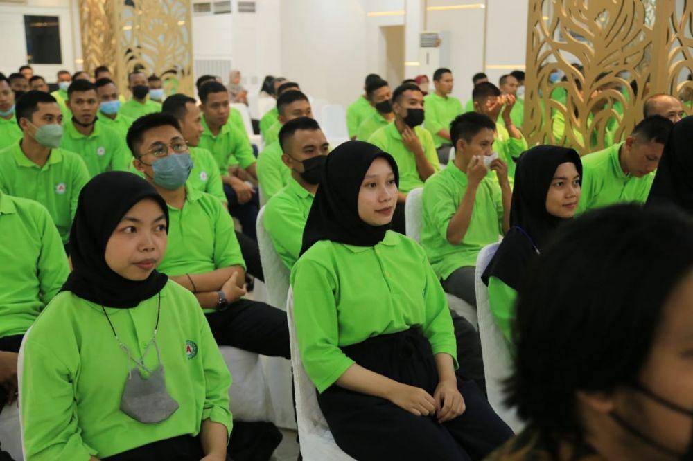 Pelepasan perdana 250 dari 500 PMI dilakukan Dirjen Pembinaan Penempatan dan Perluasan Kesempatan Kerja (Binapenta & PKK), Suhartono didampingi, Stafsus Dita Indah Sari dan Ketua Umum APJATI Ayub Basalamah di ruang Serbaguna Kemnaker, Jakarta, Minggu (3/7/2022). (Dok. Kemnaker)