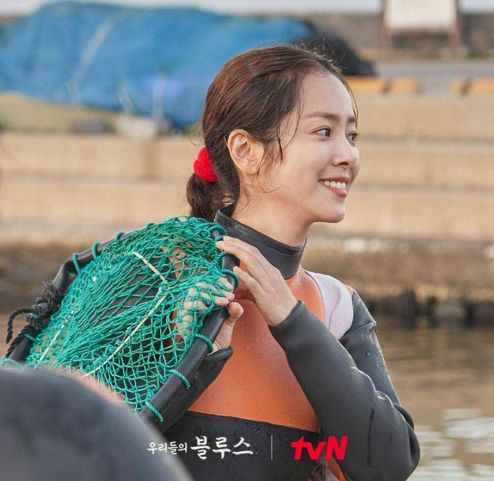 Han Ji Min di drama Our Blues (instagram.com/tvn_drama)