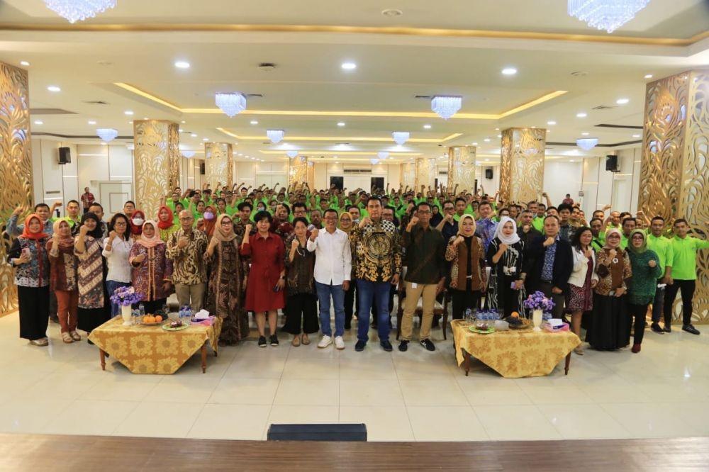 Kemnaker Berangkatkan 250 PMI Sektor Perkebunan ke United Kingdom