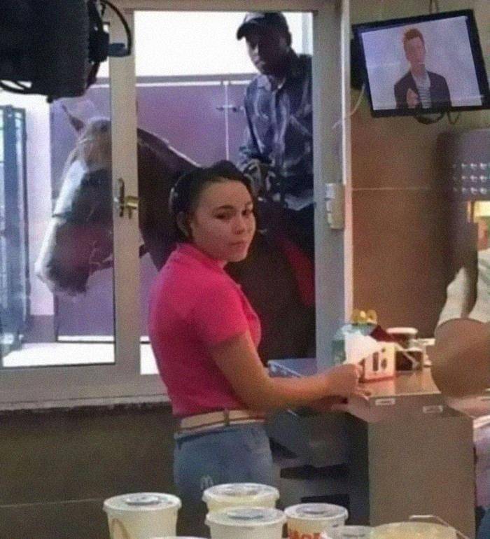 Momen 'entah apa yang sedang terjadi'. (facebook.com/Aldrin Tadas)