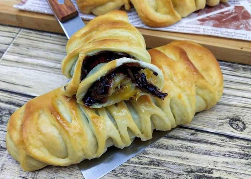 roti isi pisang coklat (instagram.com/fredyhartono_official)