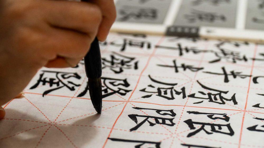 Ilustrasi menulis karakter Cina (unsplash.com/qixna)