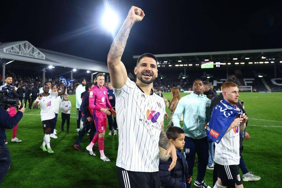 Para pemain Fulham melakukan selebrasi promosi ke EPL 2022/2023. (premierleague.com)