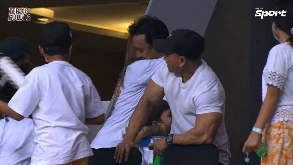 Vincent Rompies dengan istri dan anak-anaknya di Vindes Sport Tepok Bulu 2022 (youtube.com/VINDES)