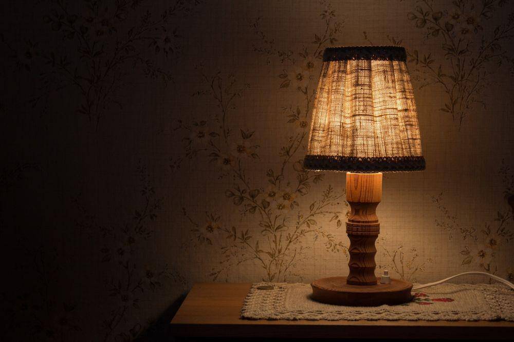 ilustrasi lampu tidur (pixabay.com/simonprodl)