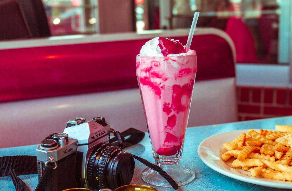 ilustrasi strawberry cheesecake frappuccino (unsplash.com/Hybrid)