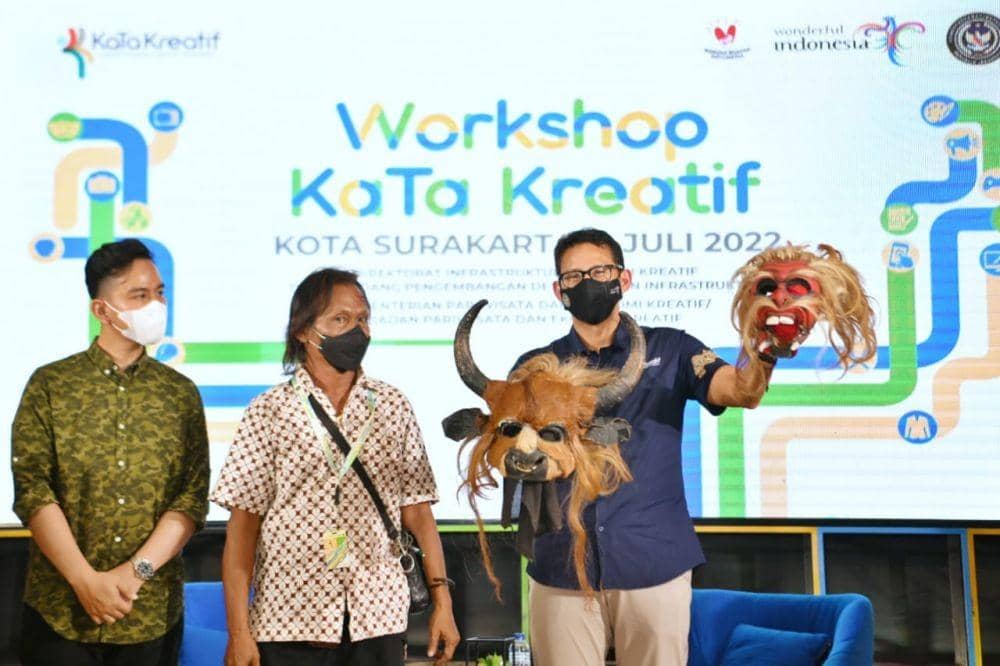 Menparekraf Sandiaga Salahudin Uno saat bertemu penari golek Dzari Wahyu di Solo. (IDN Times/bt)