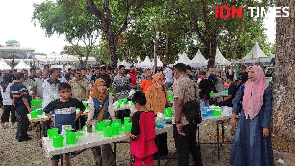 Kota Banda Aceh catat rekor Muri sebagai penyelenggara "Menyaring Kopi Terbanyak" di Indonesia. (IDN Times/Muhammad Saifullah)