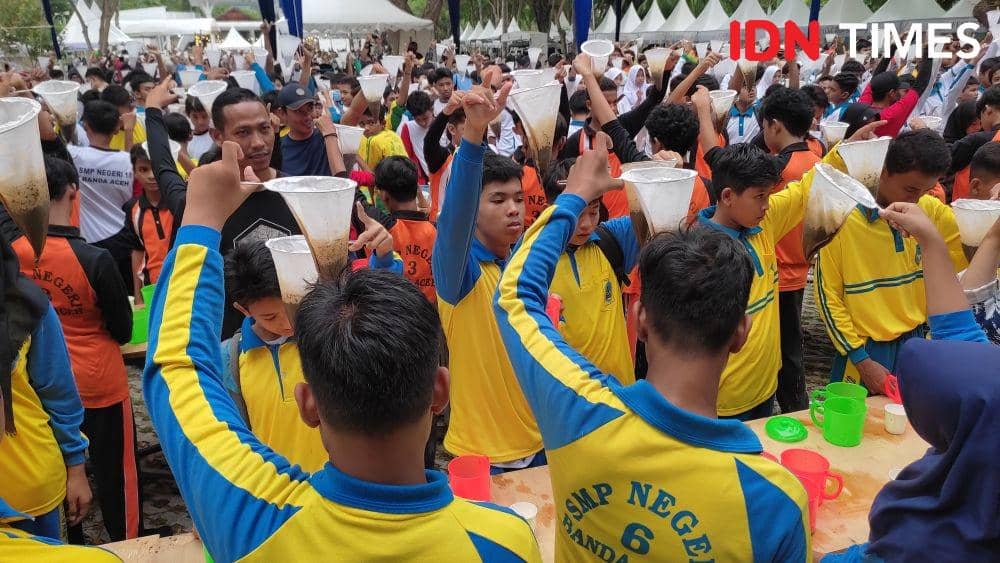 Kota Banda Aceh catat rekor Muri sebagai penyelenggara "Menyaring Kopi Terbanyak" di Indonesia. (IDN Times/Muhammad Saifullah)