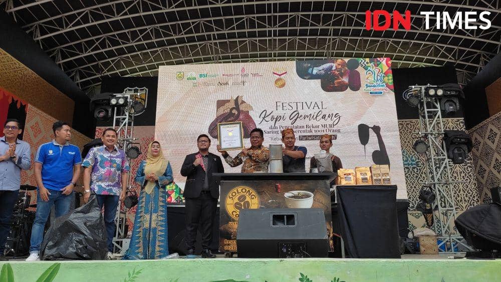 Kota Banda Aceh catat rekor Muri sebagai penyelenggara "Menyaring Kopi Terbanyak" di Indonesia. (IDN Times/Muhammad Saifullah)