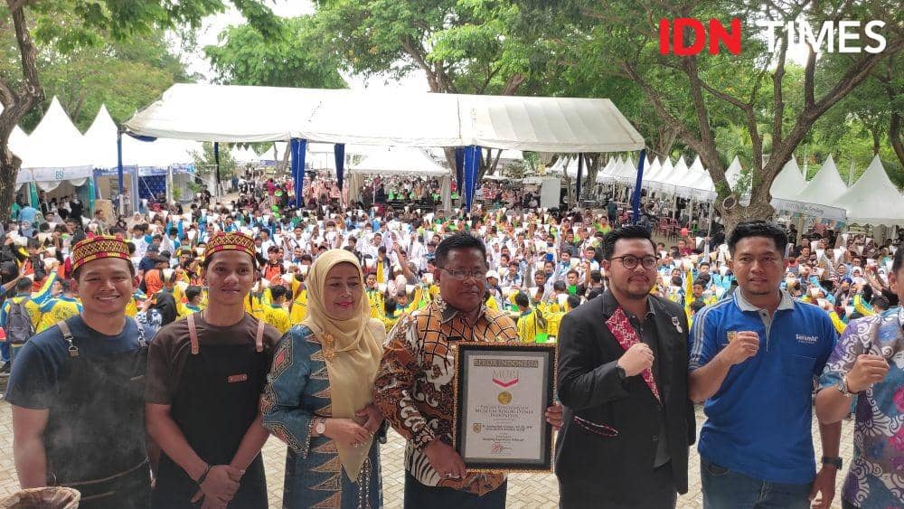 Kota Banda Aceh catat rekor Muri sebagai penyelenggara "Menyaring Kopi Terbanyak" di Indonesia. (IDN Times/Muhammad Saifullah)