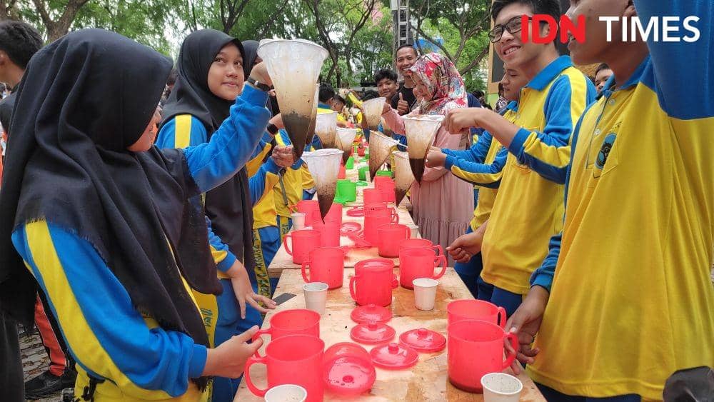 Kota Banda Aceh catat rekor Muri sebagai penyelenggara "Menyaring Kopi Terbanyak" di Indonesia. (IDN Times/Muhammad Saifullah)