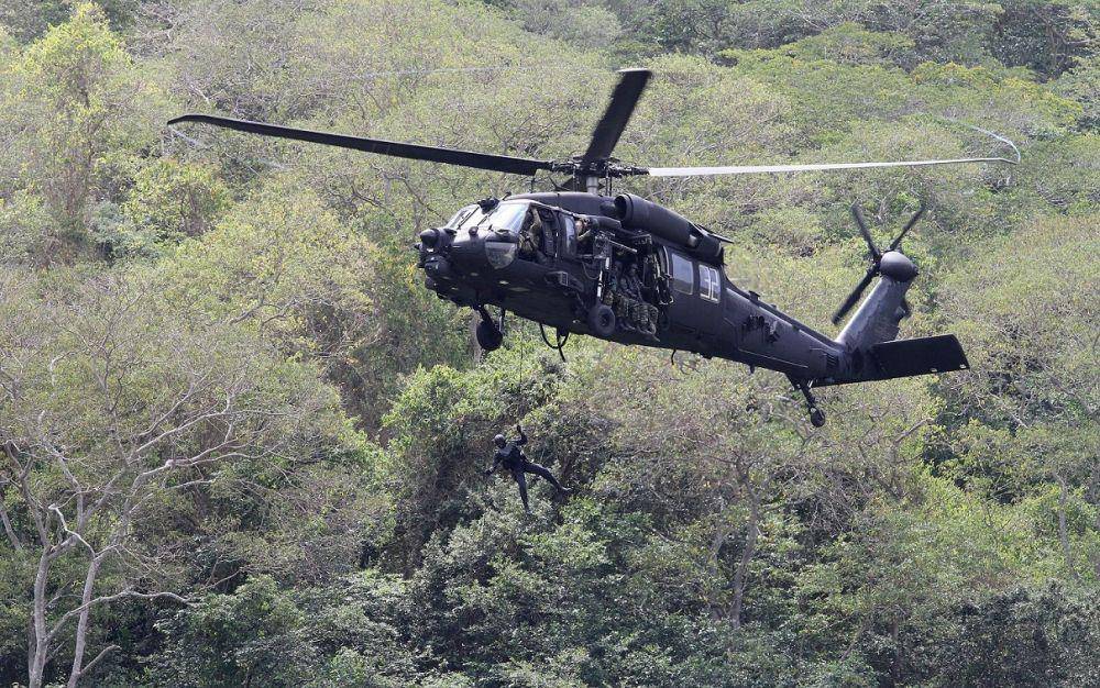potret helikopter operasi khusus MH-60M yang dioperasikan oleh Night Stalkers sedang hovering untuk menurunkan pasukan (americanspecialops.com)