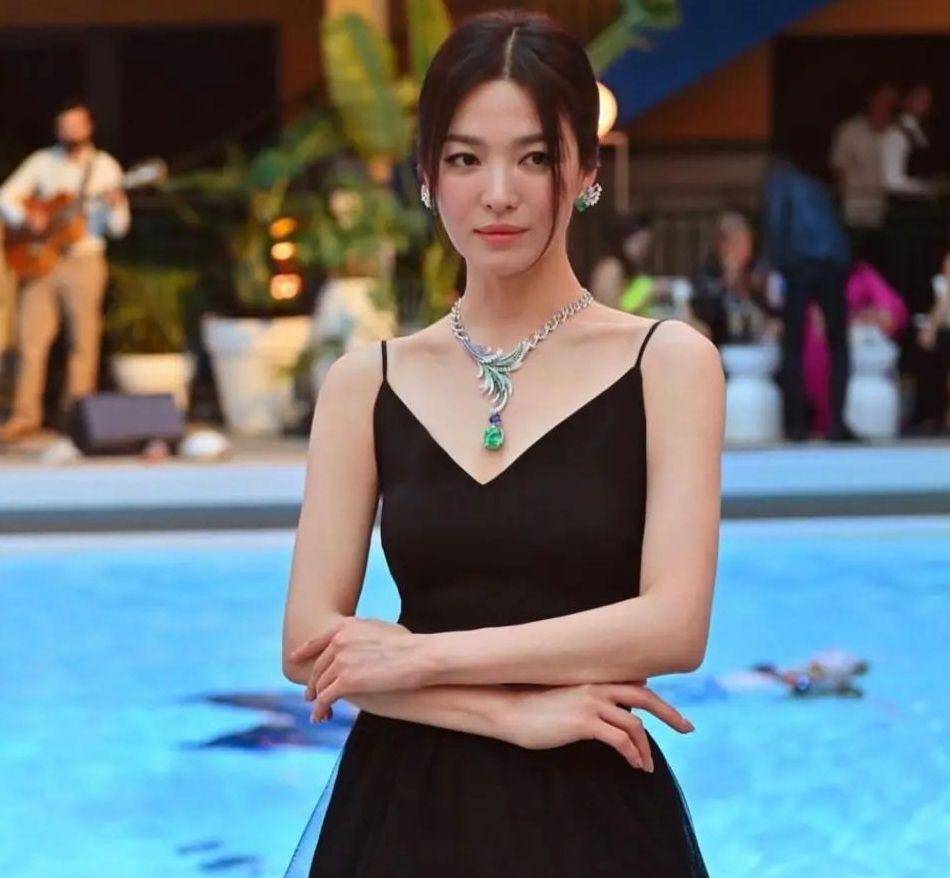 Song Hye Kyo (https://www.instagram.com/songhyekyozone/)