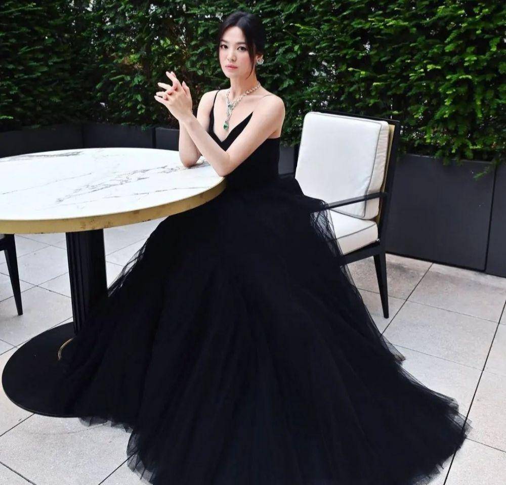 Song Hye Kyo (https://www.instagram.com/songhyekyozone/)