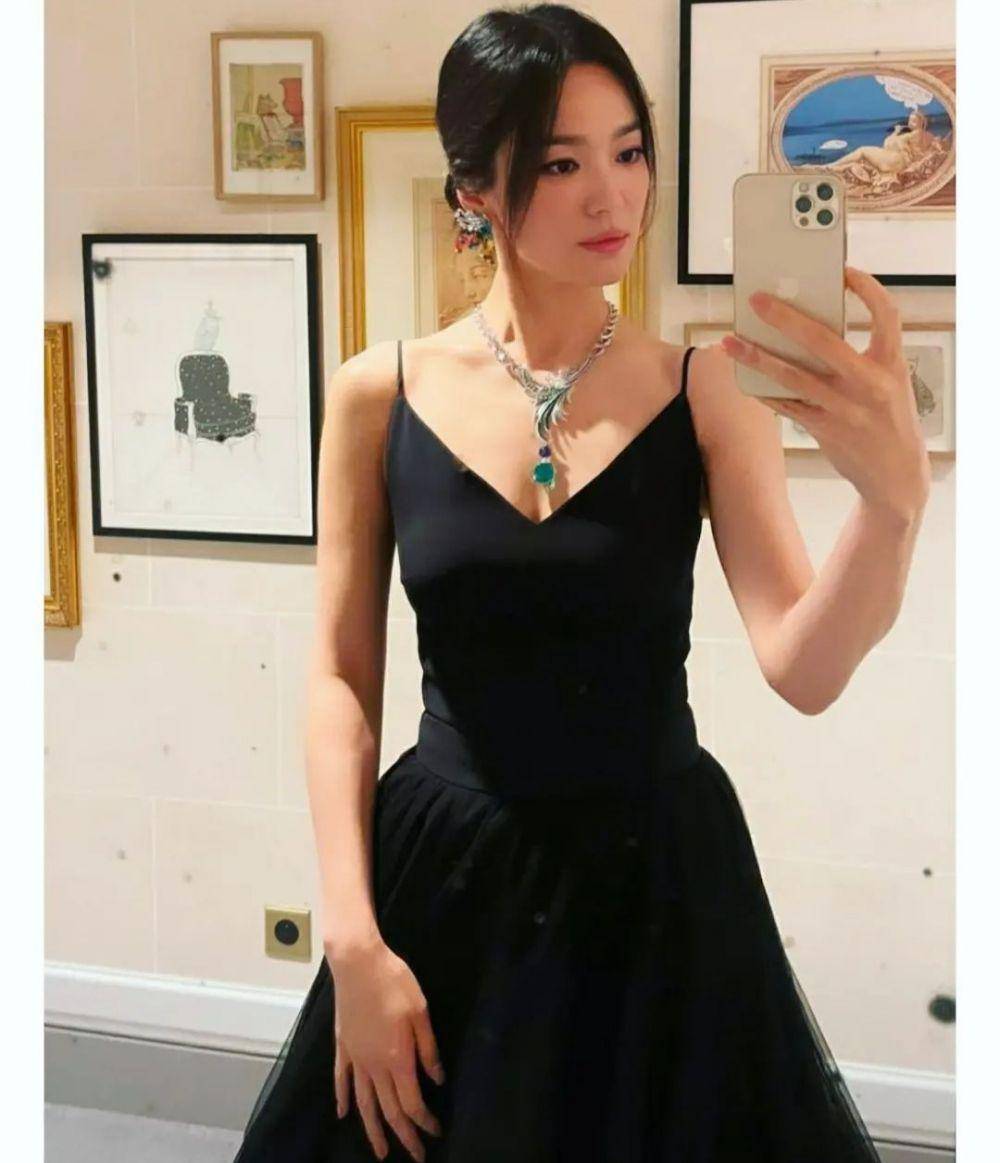 Song Hye Kyo (https://www.instagram.com/songhyekyozone/)