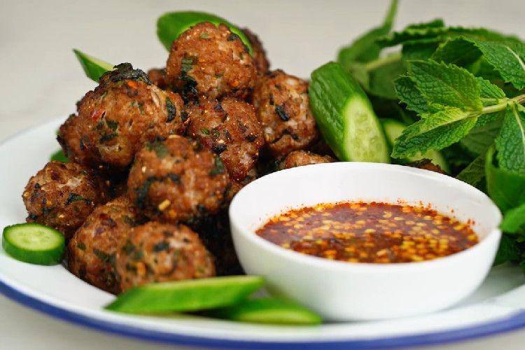 ilustrasi Crispy Thai laab meatballs (youtube.com/Marion's Kitchen)