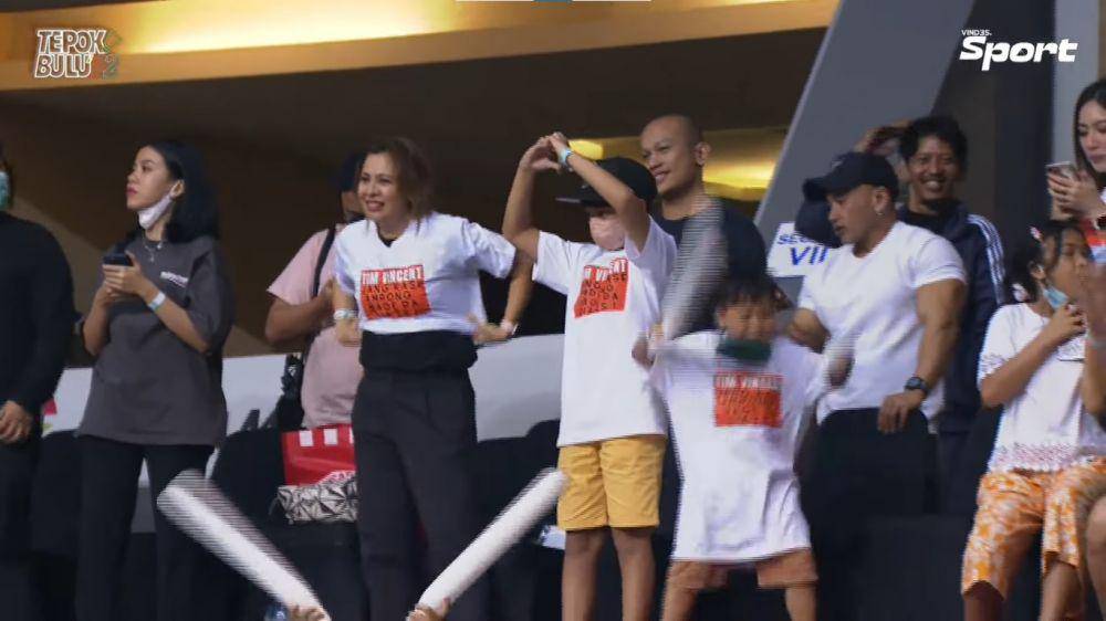 Vincent Rompies dengan istri dan anak-anaknya di Vindes Sport Tepok Bulu 2022 (youtube.com/VINDES)