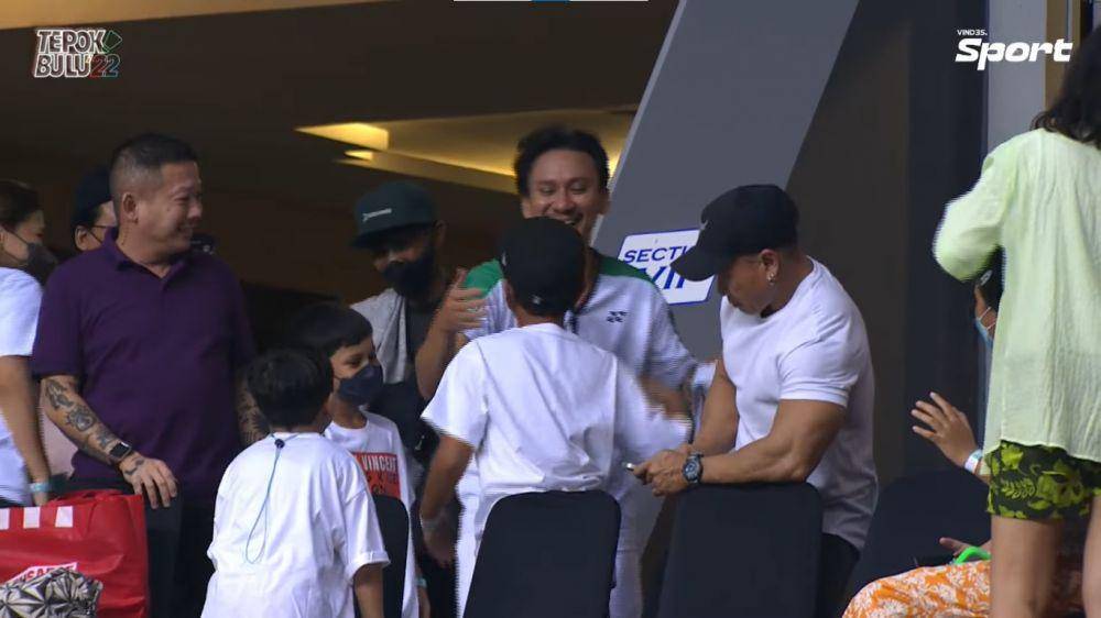 Vincent Rompies dengan istri dan anak-anaknya di Vindes Sport Tepok Bulu 2022 (youtube.com/VINDES)