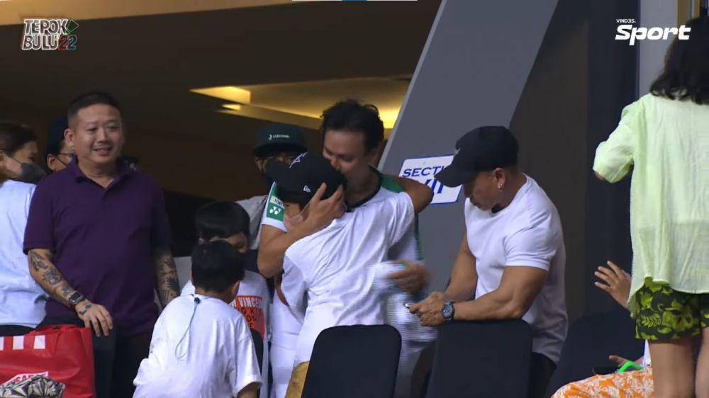 Vincent Rompies dengan istri dan anak-anaknya di Vindes Sport Tepok Bulu 2022 (youtube.com/VINDES)